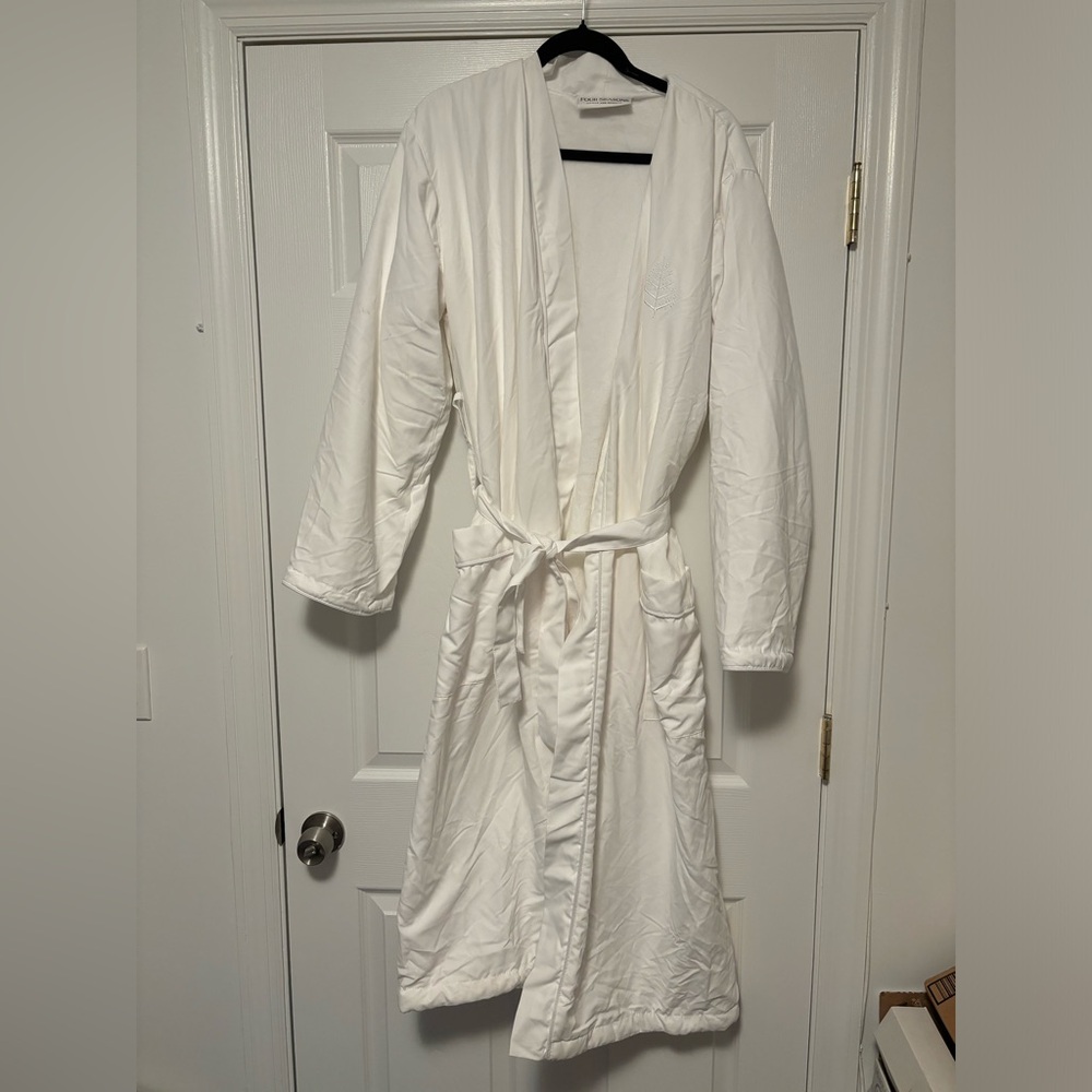 Four Seasons Spa Robe - Picture 4 of 10